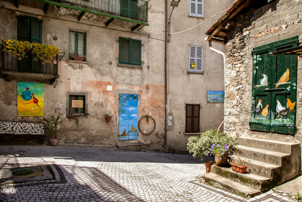 Piazzetta con muri e porte dipinte