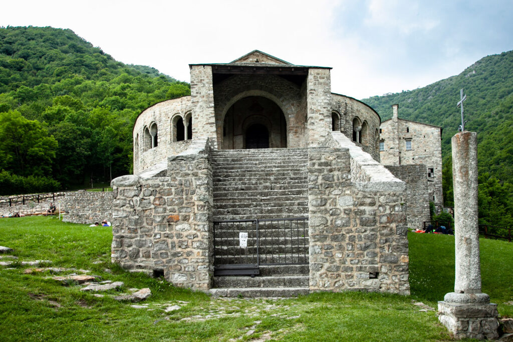 Scalone di ingresso del Santuario di San Pietro al Monte