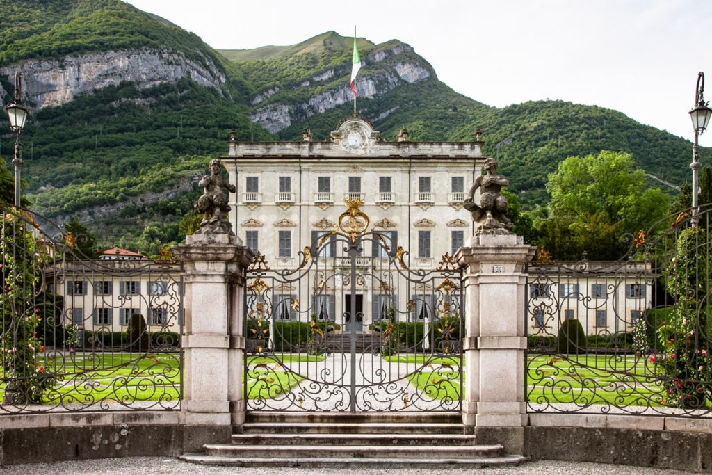 Villa Sola Cabiati o villa La Quiete dietro al suo cancello