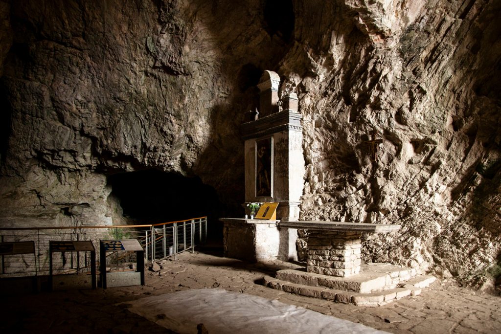 Altare e immagine votiva nella grotta di Sant'Angelo