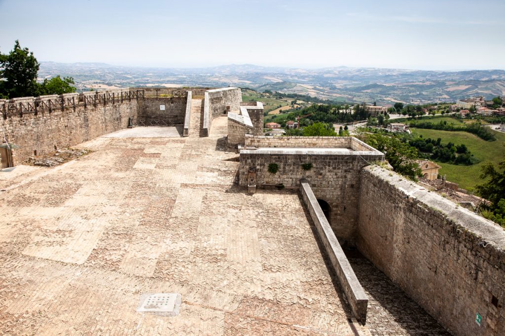 Vista panoramica sulla prima piazza d'Armi della fortezza di Civitella del Tronto