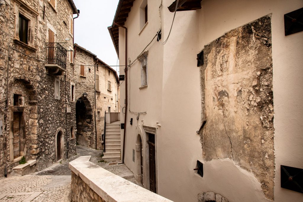 Affreschi e case antiche a Castel del Monte alle porte di Campo Imperatore
