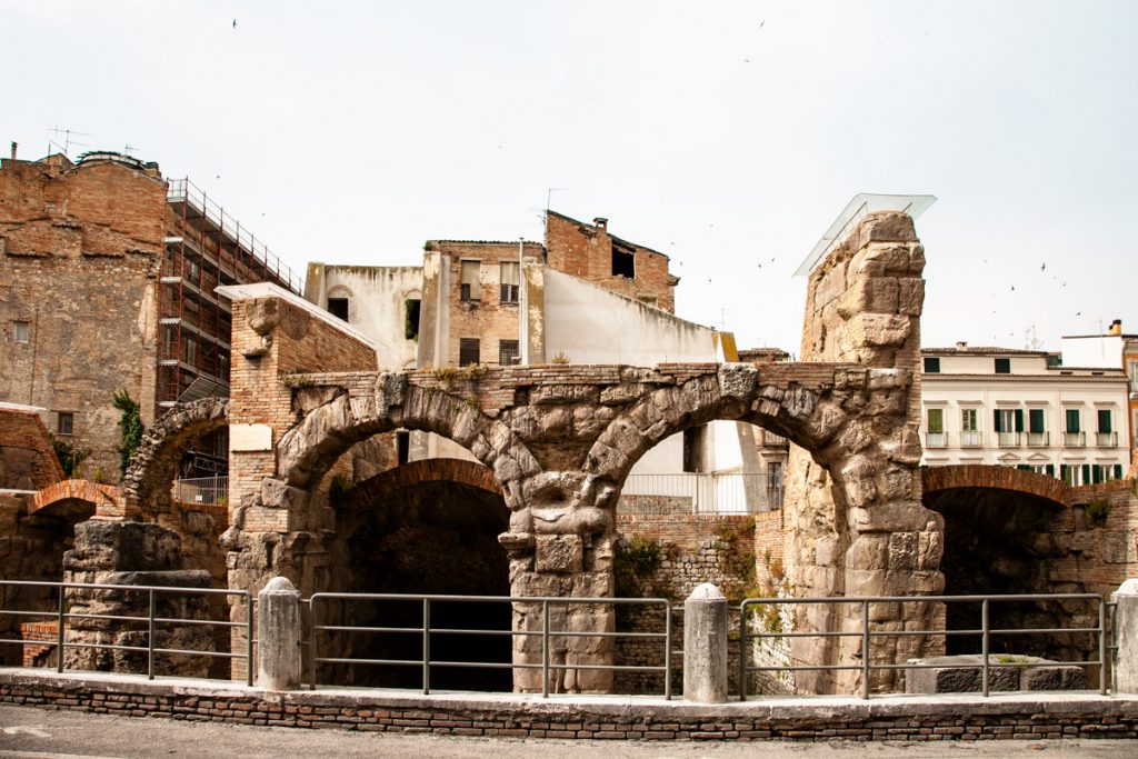 Archi del teatro Romano di Teramo