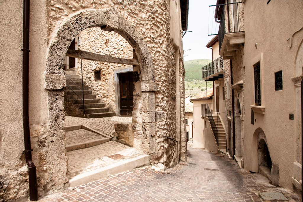 Archi e porte del Rione Ricetto di Castel del Monte in Abruzzo