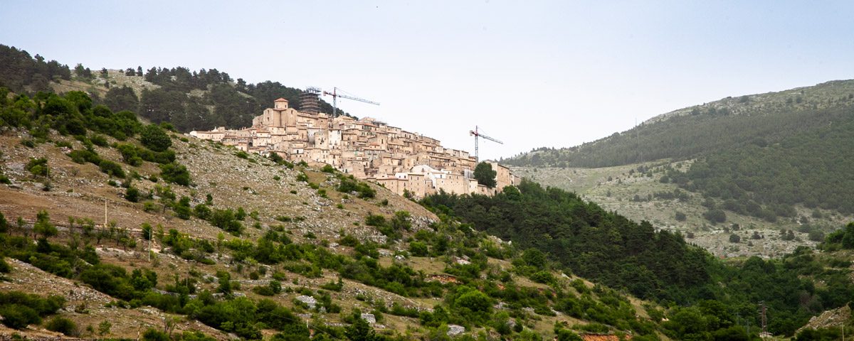 Castel del Monte in Abruzzo adagiato sulla valle del Tirino