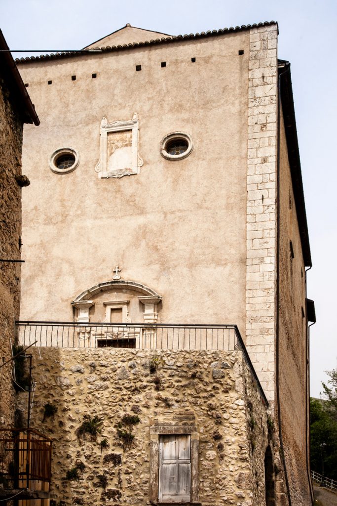 Chiesa della Madonna del Suffragio nascosta tra i palazzi