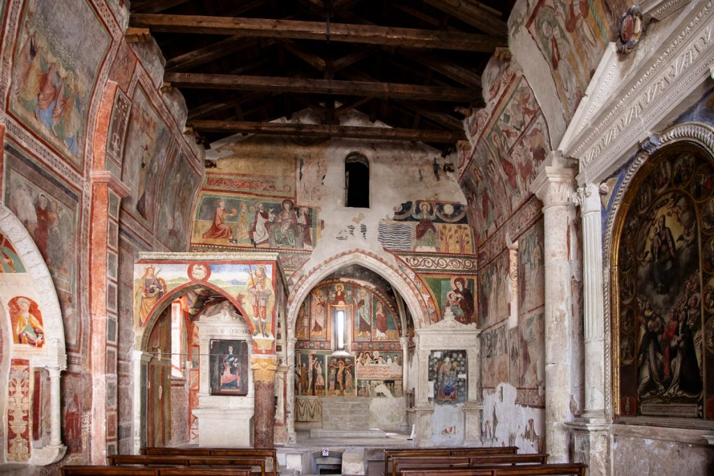 Chiesa di Santa Maria ad Cryptas e i suoi affreschi