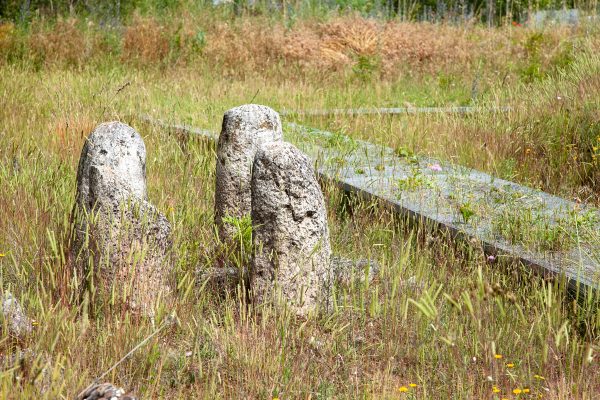 Cumuli di pietre ai piedi delle tombe