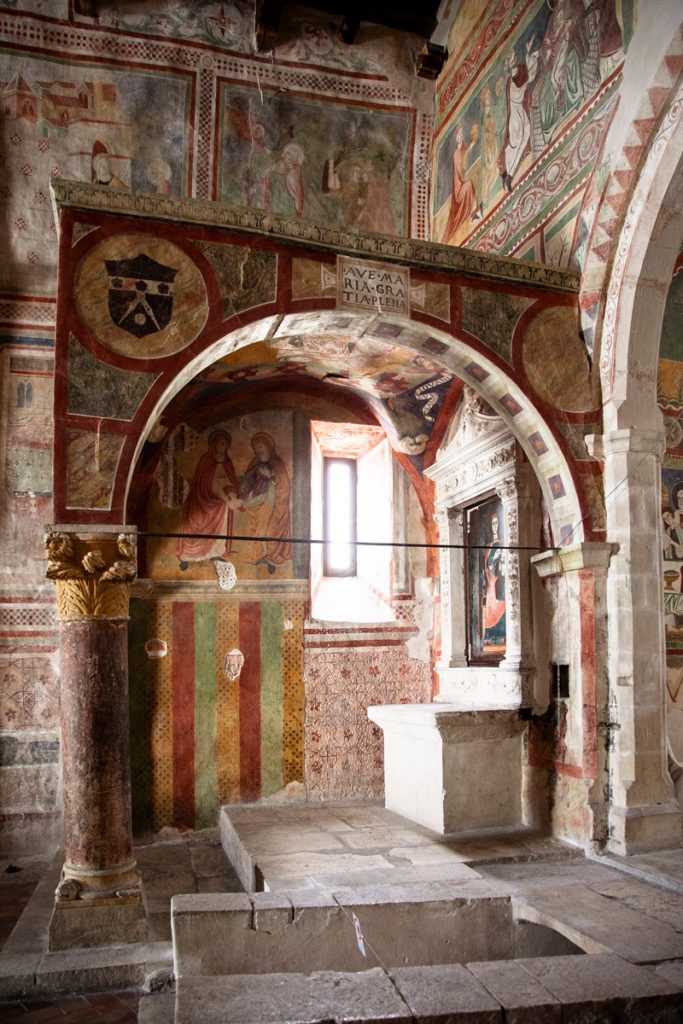 Edicola del XV secolo nella chiesa di Santa Maria ad Cryptas