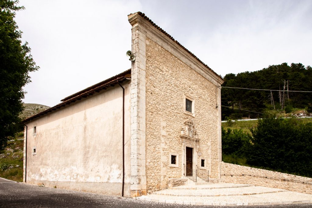 Facciata della Chiesa di San Donato a Castel del Monte in Abruzzo