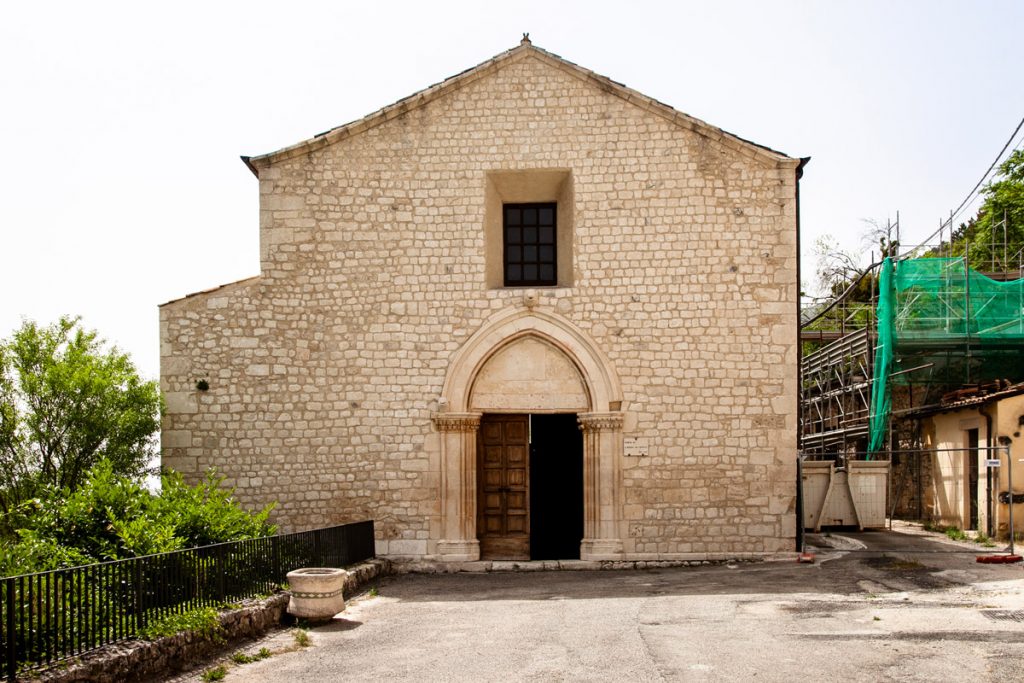 Facciata principale della chiesa di Santa Maria ad Cryptas - Fossa