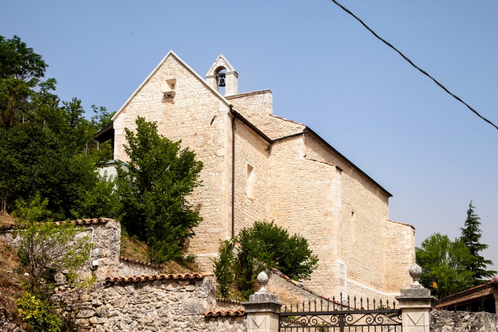 Facciata secondaria e mura della chiesa di Santa Maria ad Cryptas