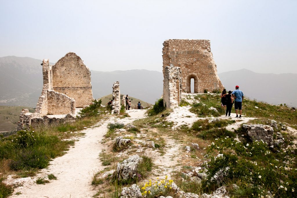 I ruderi del borgo abbandonato dopo i terremoti di Calascio