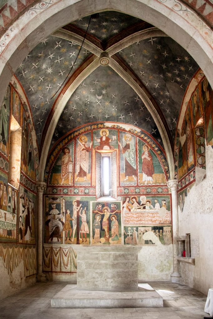 Il presbiterio della chiesa di Santa Maria ad Cryptas e gli affreschi della Passione di Cristo