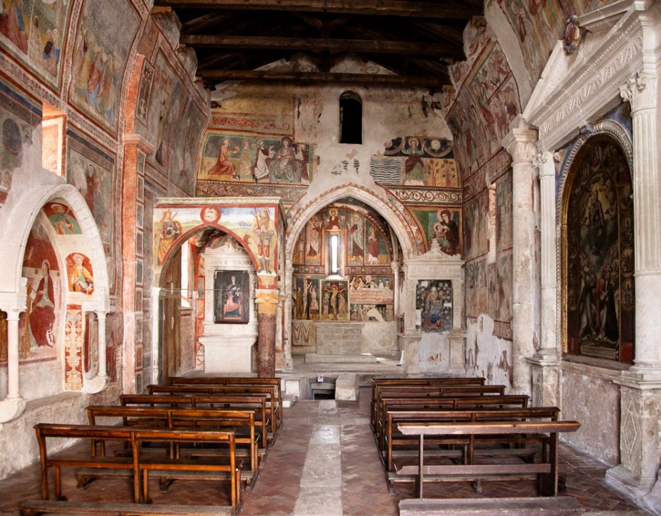 Intera chiesetta di Santa Maria ad Cryptas interamente affrescata