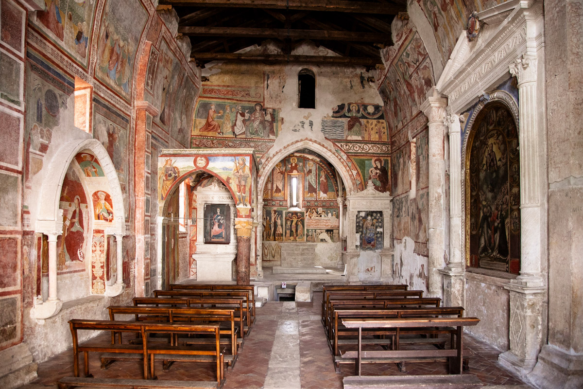 Intera chiesetta di Santa Maria ad Cryptas interamente affrescata