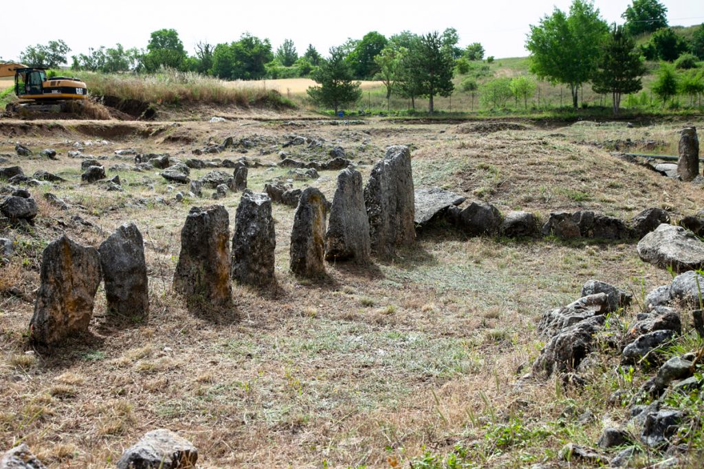 Menhir nei pressi dei tumoli delle tombe - Necropoli di Fossa