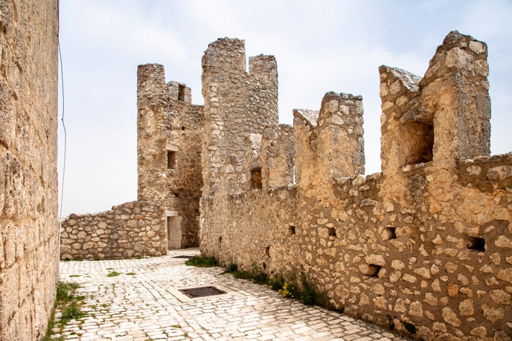 Merletti e torre angolare di Rocca Calascio