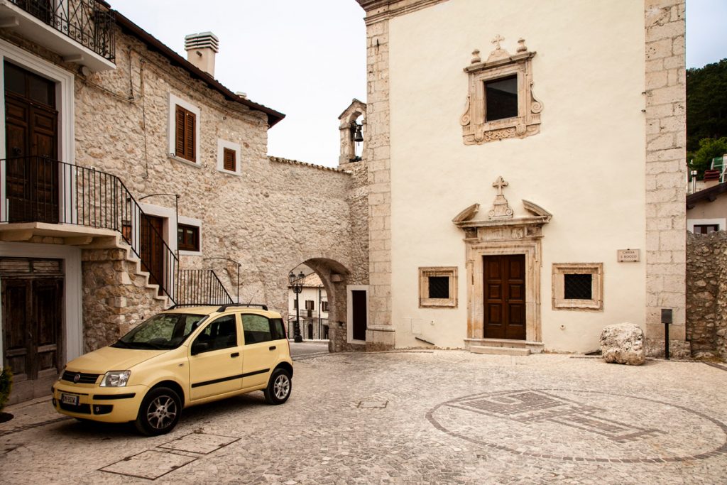 Piazza San Rocco con Chiesa di San Rocco e porta San Rocco - Castel del Monte in Abruzzo