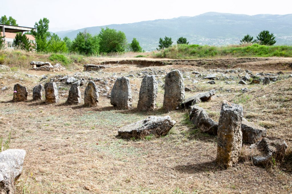 Pietre al fianco dei tumuli nella necropoli di Fossa