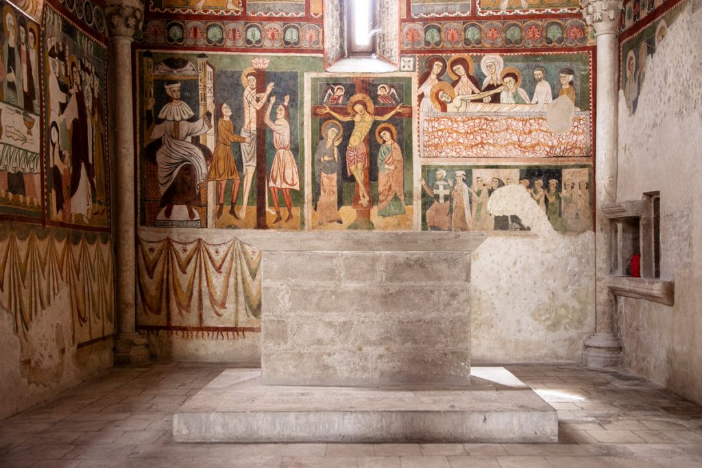 Presbiterio della chiesa di Santa Maria ad Cryptas con affreschi della Passione di Cristo