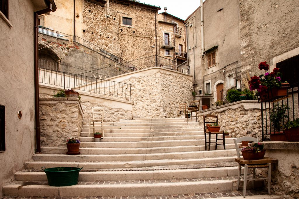 Scalinata del Rione Ricetto di Castel del Monte in Abruzzo