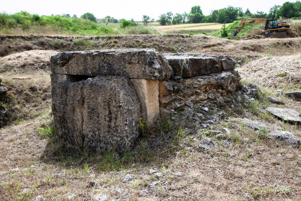 Tomba a camera e sarcofago - Necropoli di Fossa