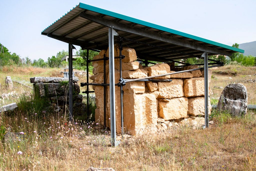 Tombe antiche nella necropoli di Fossa