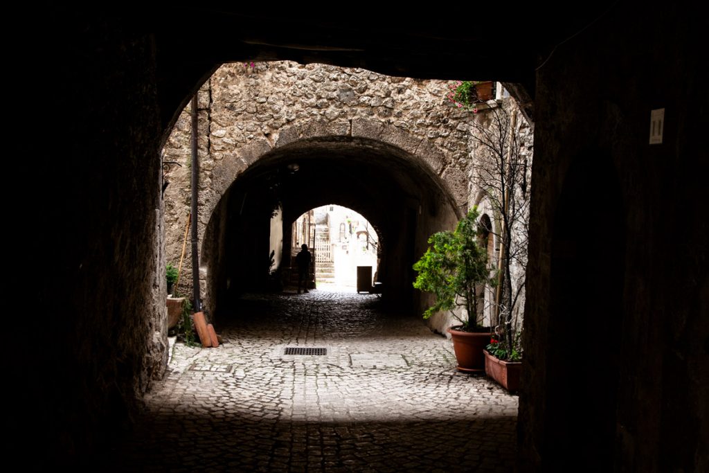 Via Sotto gli Archi - Cosa Vedere a Santo Stefano di Sessanio