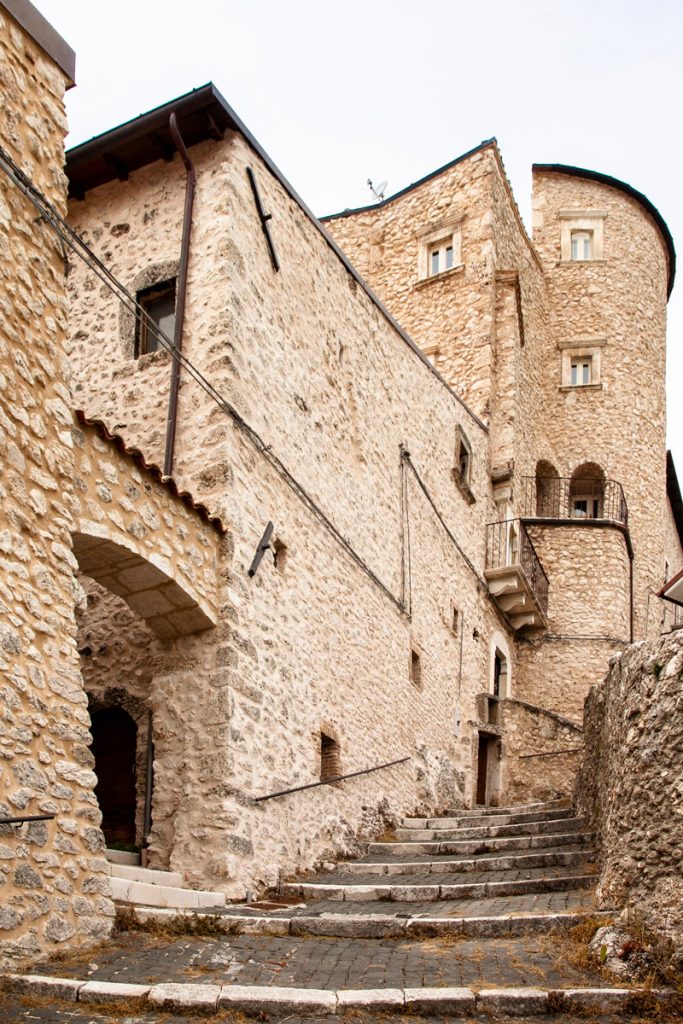 Vicoli dentro al borgo del Castello di Castel del Monte in Abruzzo