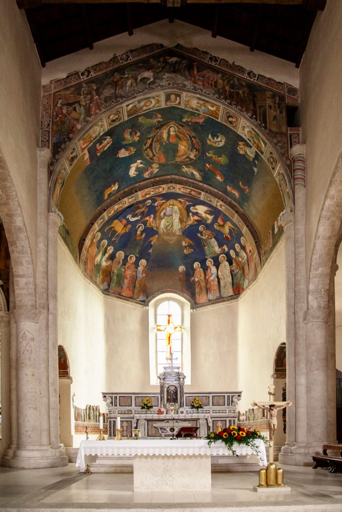 Abside e altare della chiesa di San Silvestro