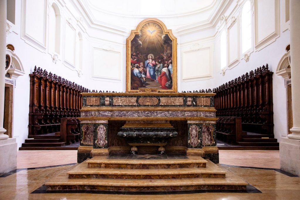 Altare e Scranni del Coro Ligneo della chiesa dell'Abbazia Morronese