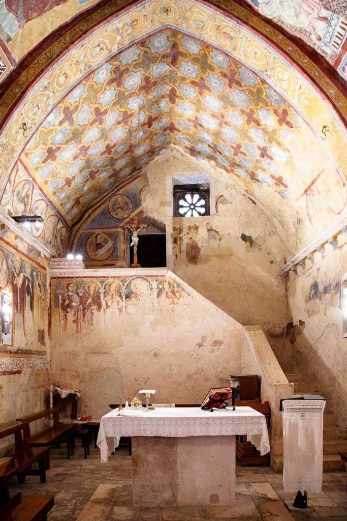 Altare e affreschi duecenteschi nella Cappella Sistina di Abruzzo