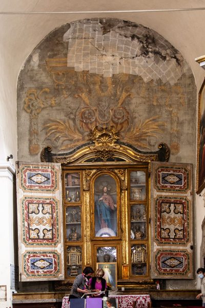 Altare e reliquiario della chiesa di Santa Maria della Valle