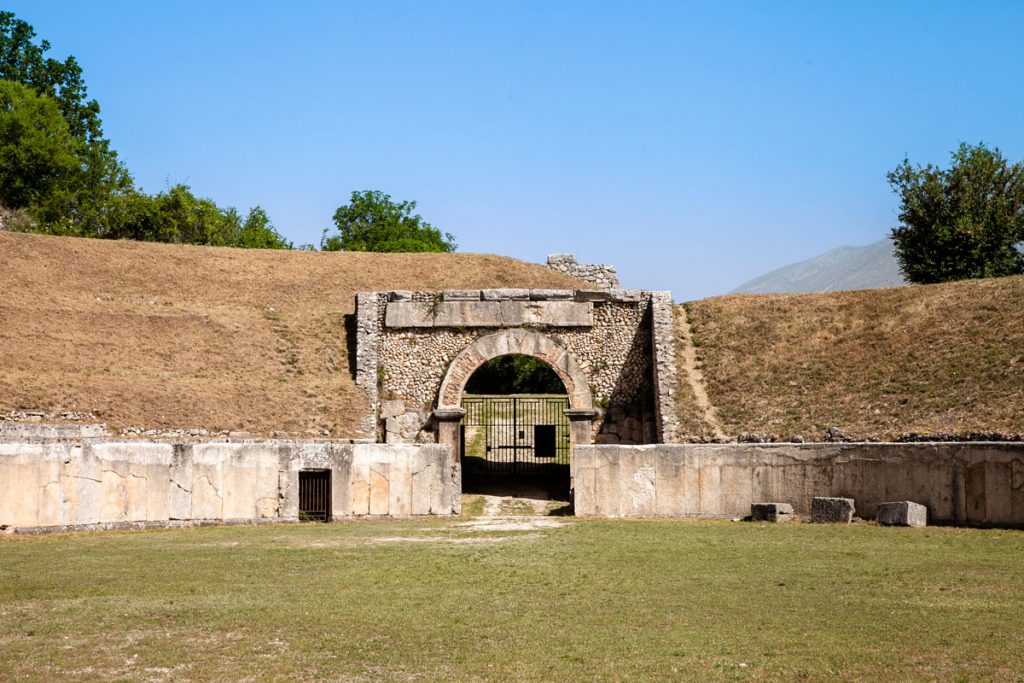 Arena di Alba Fucens e ingresso ad arco