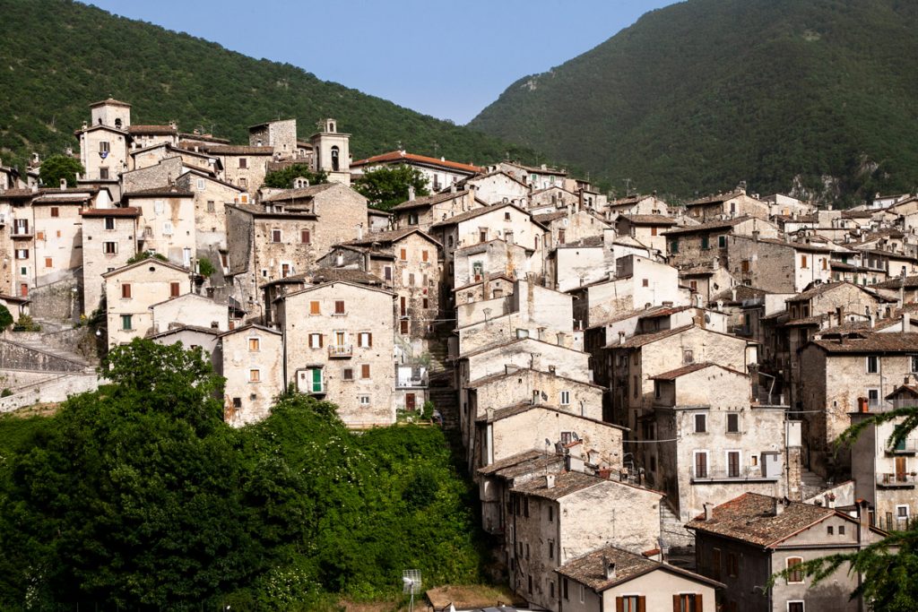 Borgo di Scanno e le sue scalinate verso il centro storico