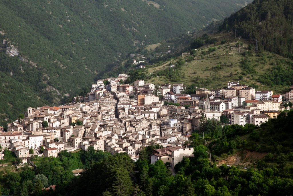 Borgo di Scanno visto dal sentiero del Cuore