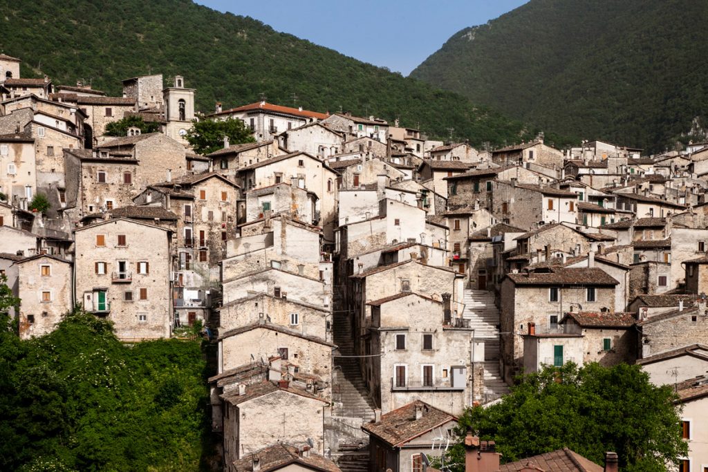 Case costruite sulla montagna nel borgo di Scanno