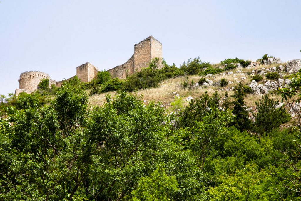Castello di Bominaco sulla montagna