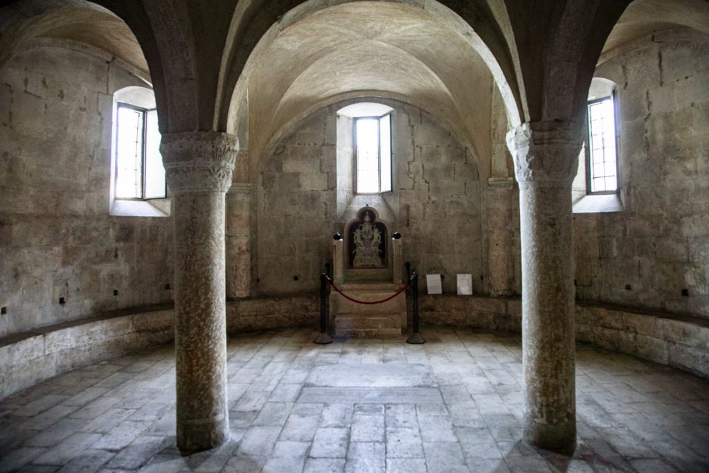 Cattedra Episcopale del XII secolo nella cripta della cattedrale di San Panfilo