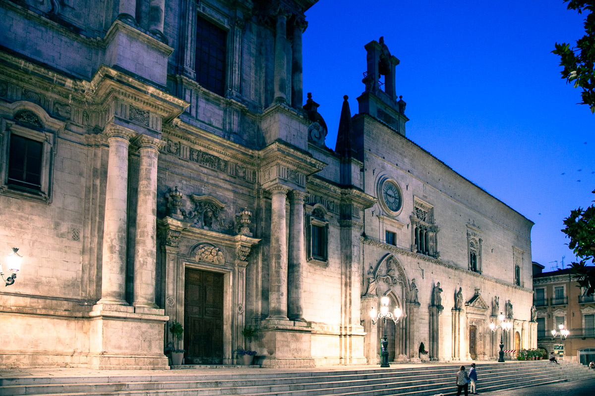 Chiesa-Palazzo della Santissima Annunziata di Sulmona di notte
