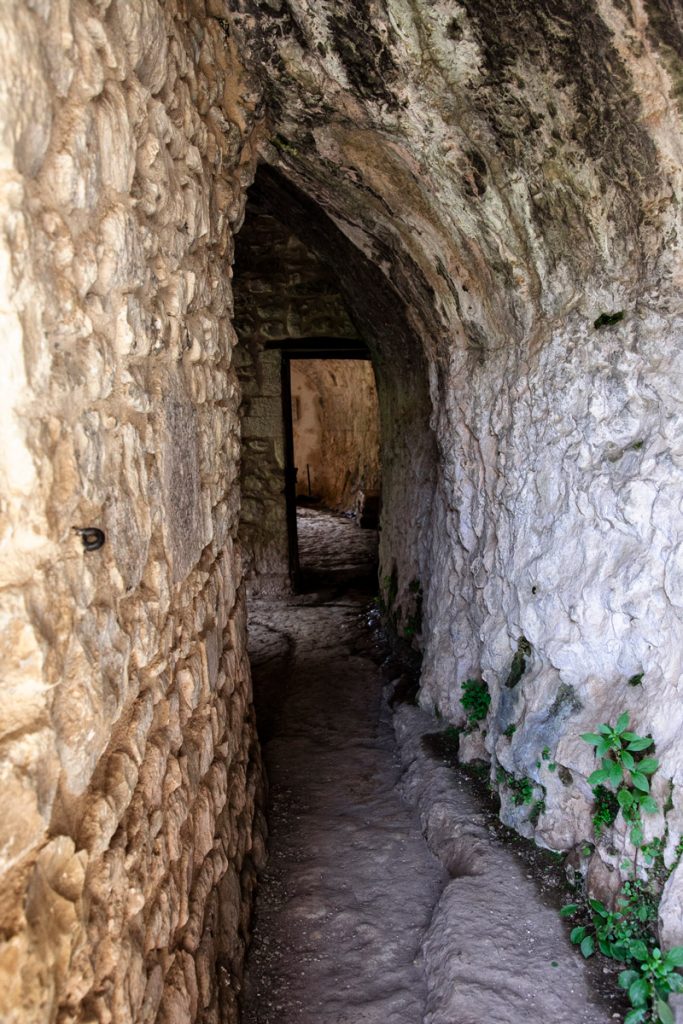 Corridoio che conduce alla chiesa dell'Eremo di San Bartolomeo in Legio