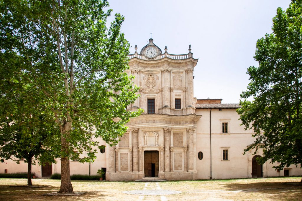 Cortile dei Platani e facciata della chiesa del Santo Spirito - Abbazia Badia Morronese