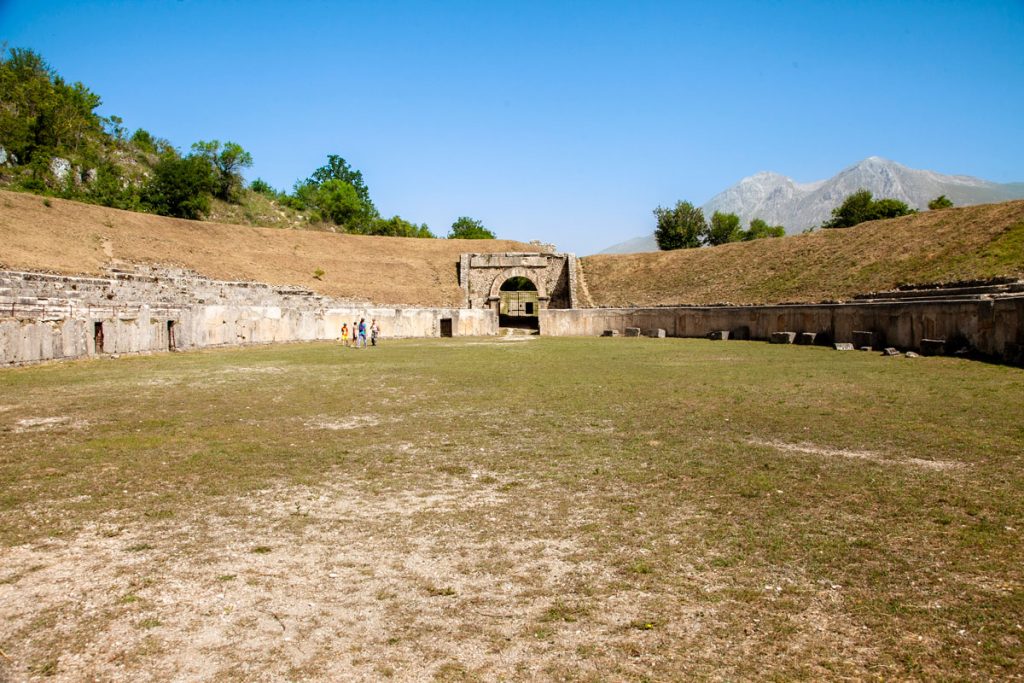 Dentro all'arena dell'anfiteatro romano di Alba Fucens