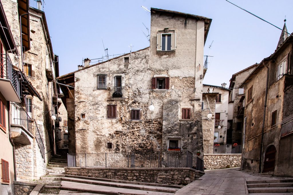 Edifici in pietra e scalinate nel borgo di Scanno
