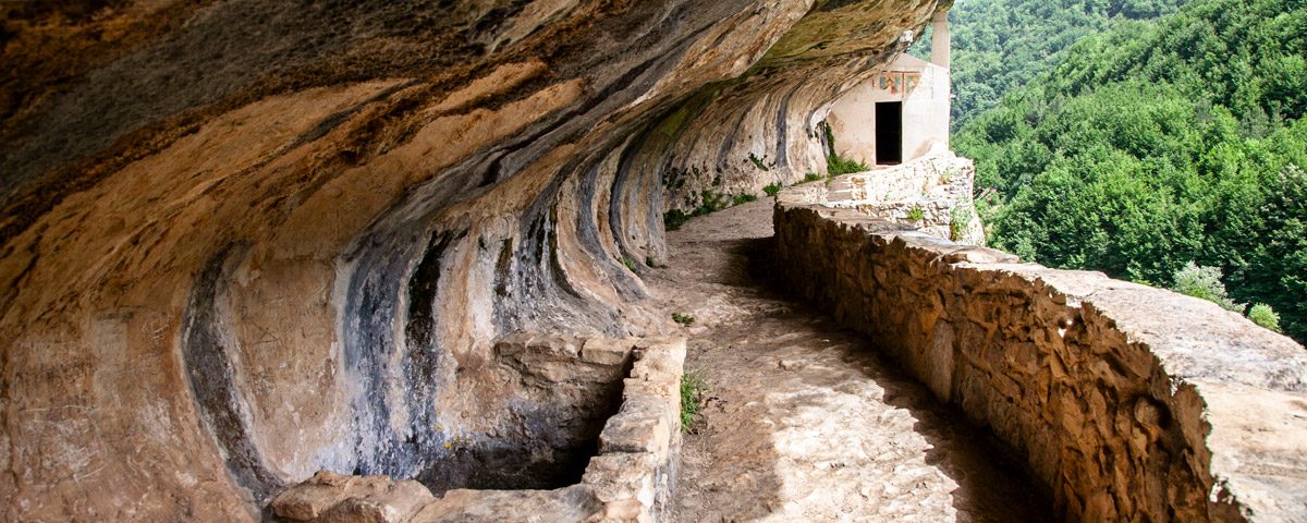 Eremo di San Bartolomeo in Legio - scavato in uno sperone di roccia di 50 metri