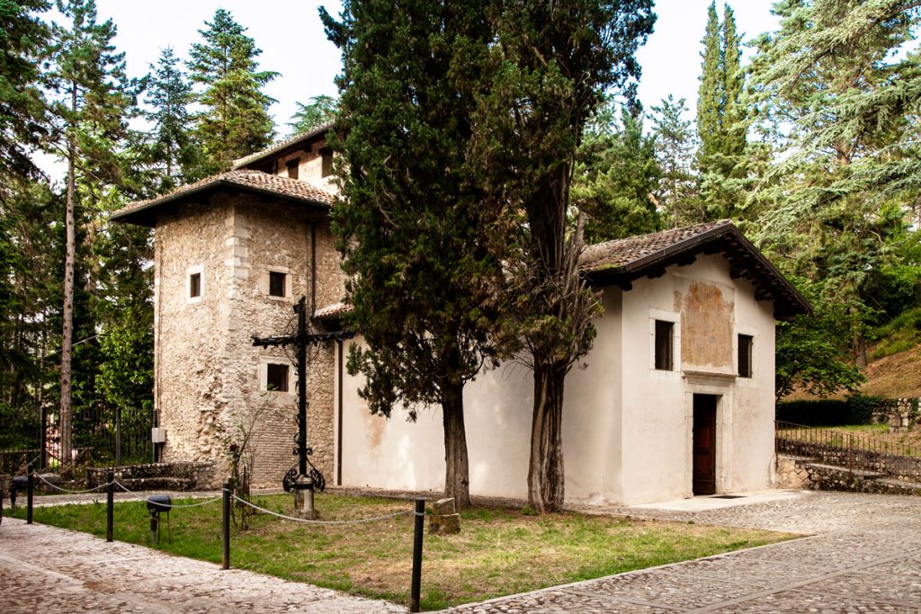 Esterni della chiesa del Crocifisso nel parco del forte Spagnolo - l'Aquila