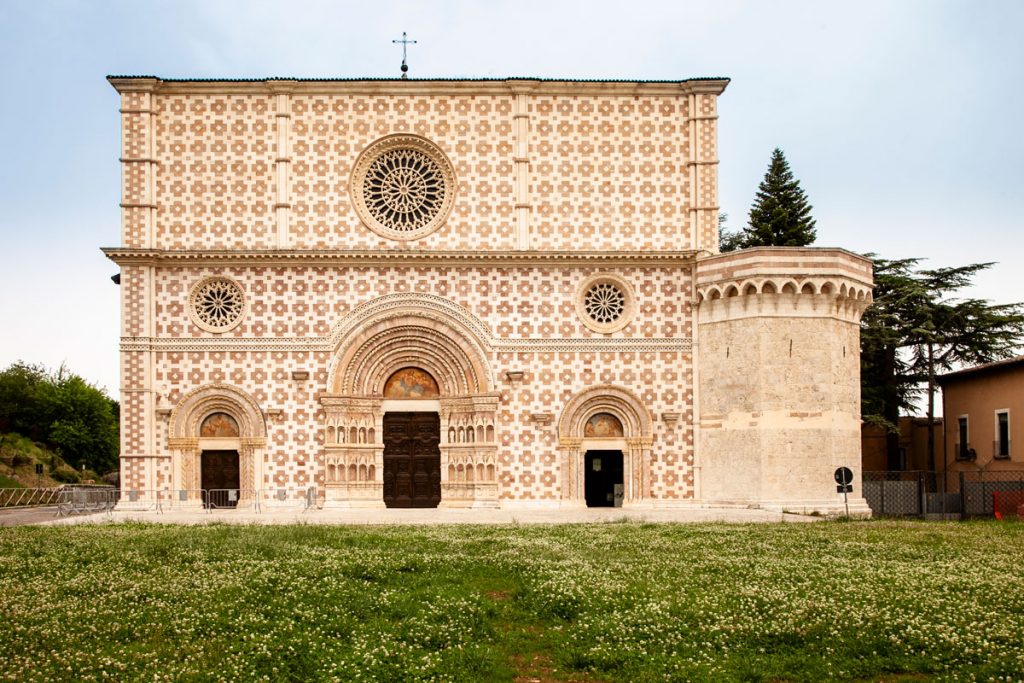 Facciata della basilica di Collemaggio con Prato davanti