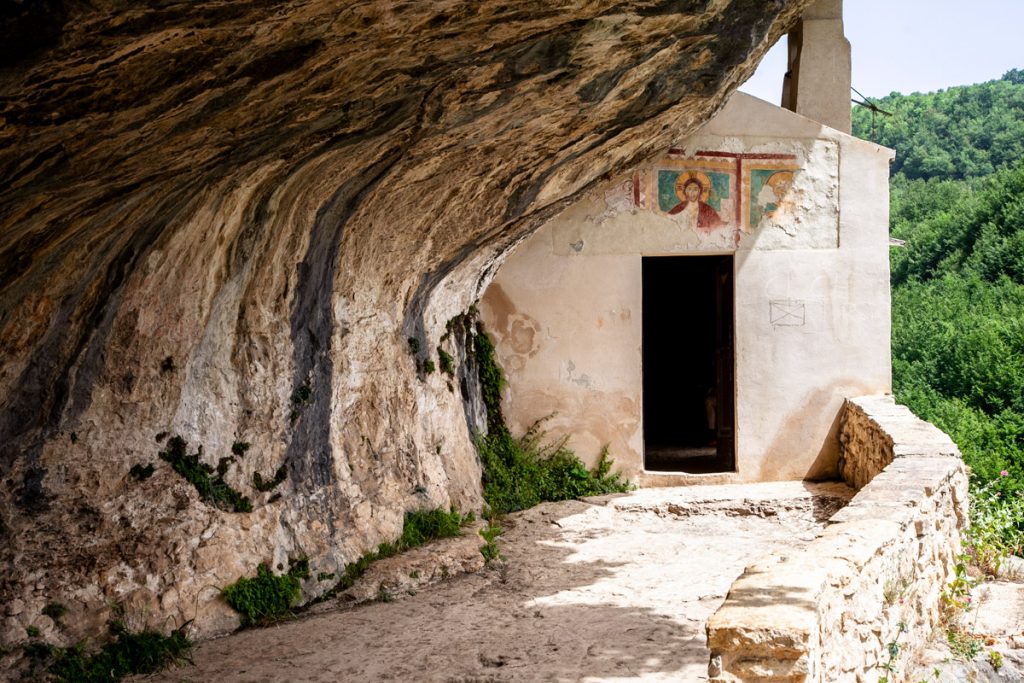 Facciata della chiesa dell'Eremo di San Bartolomeo in Legio scavata nella roccia
