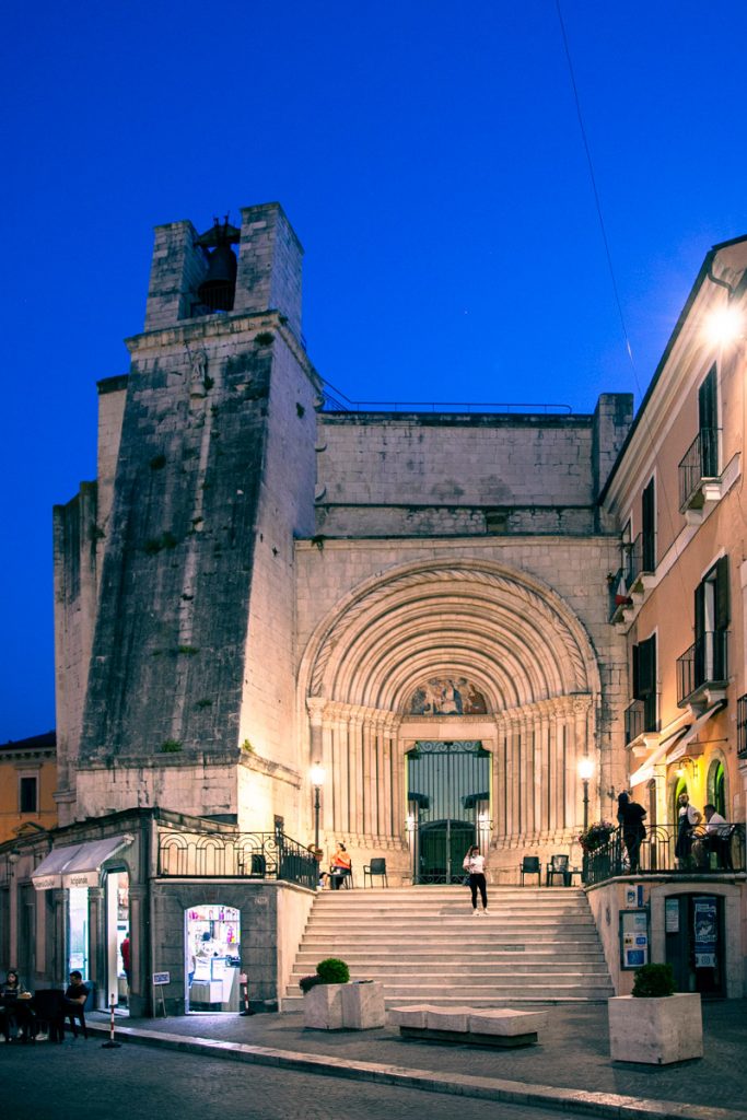 Facciata laterale della chiesa di San Francesco della Scarpa - Scorcio scenico di Sulmona